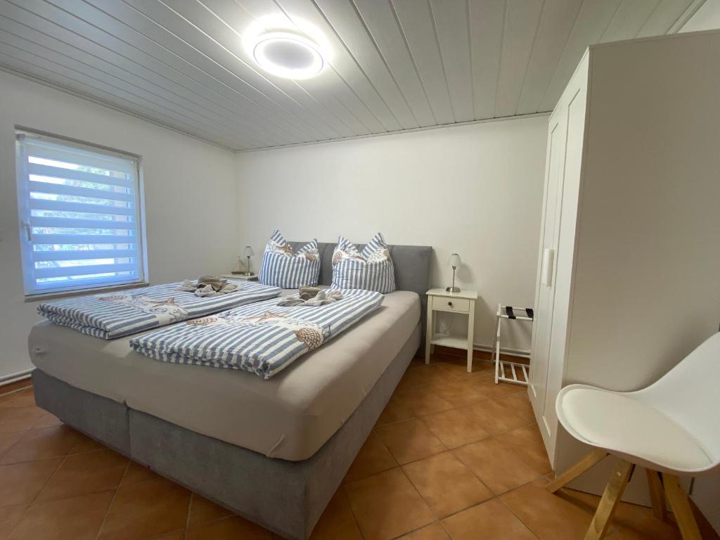 ein Schlafzimmer mit einem Bett in einem Zimmer mit Fenster in der Unterkunft Beetzseeperle in Brandenburg an der Havel