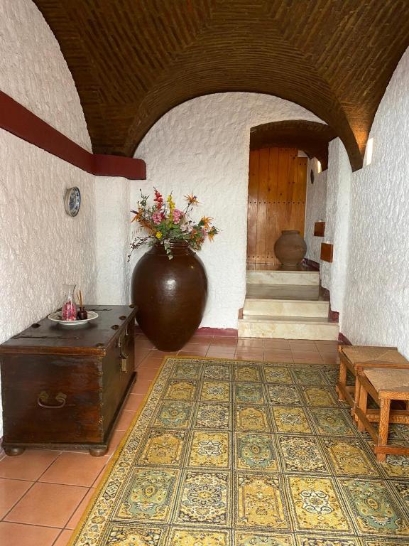 a room with a large vase sitting on a floor at Casa Ferreira in Beja