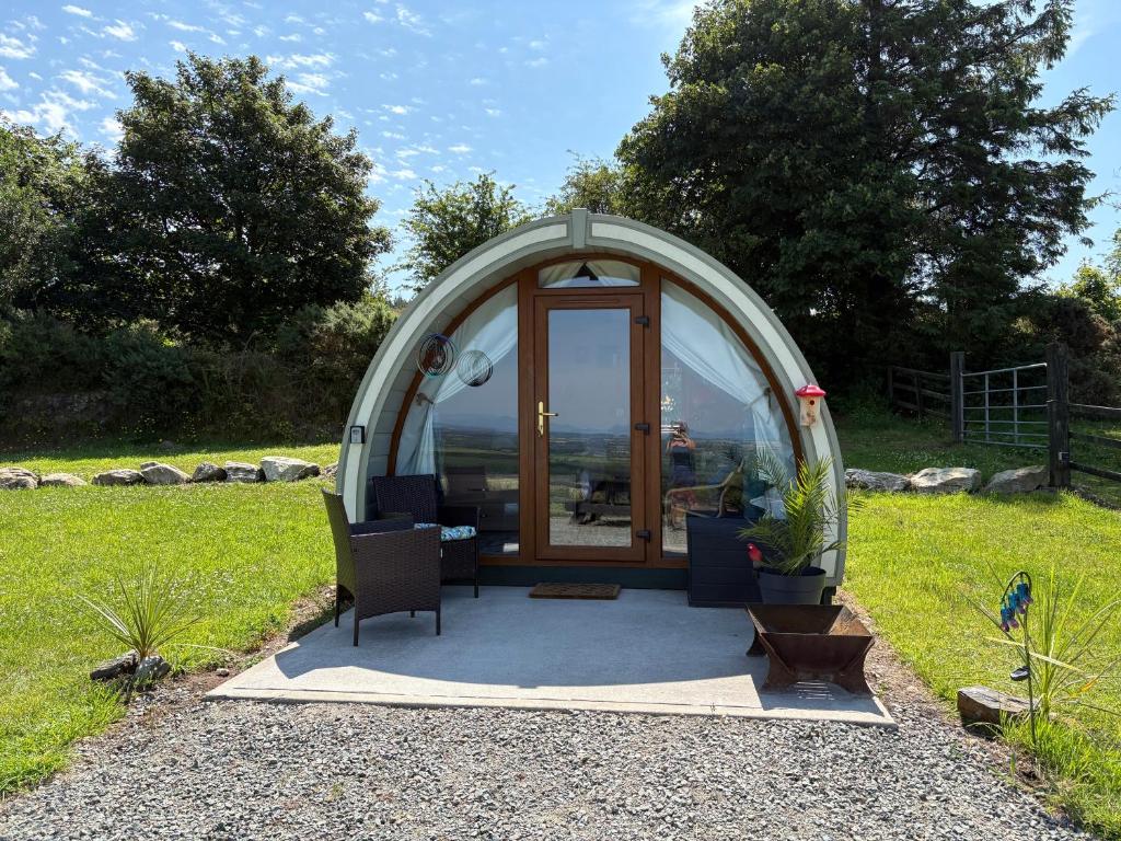a dome tent with a table and chairs in a yard at Kingsford Pod in Wexford