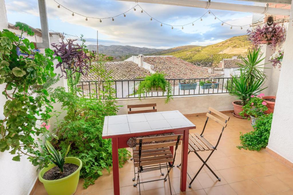 a patio with a table and chairs on a balcony at AstArte Guesthouse in Castillo de Locubín
