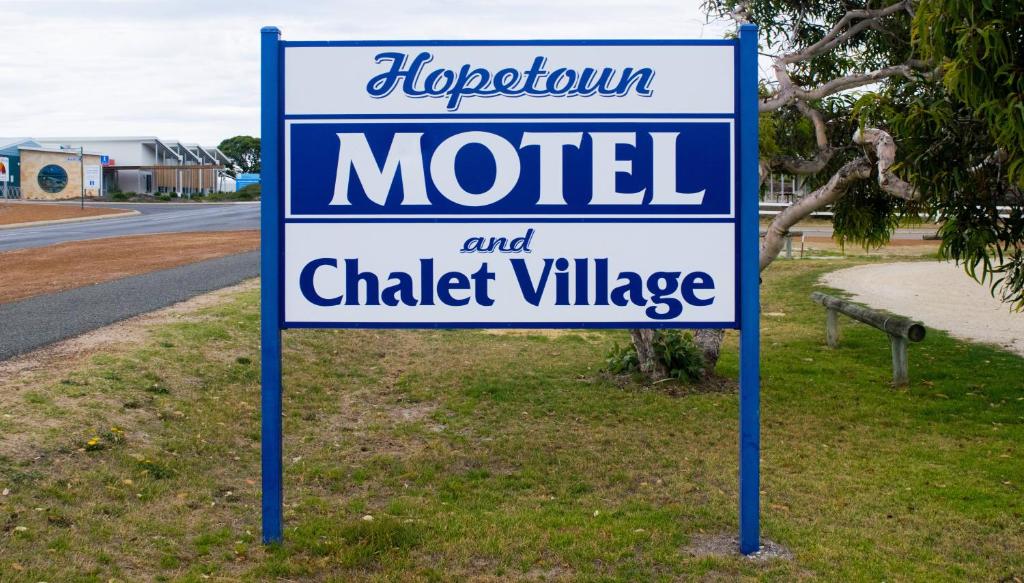 una señal para un motel y un pueblo chárter en Hopetoun Motel & Chalet Village, en Hopetoun