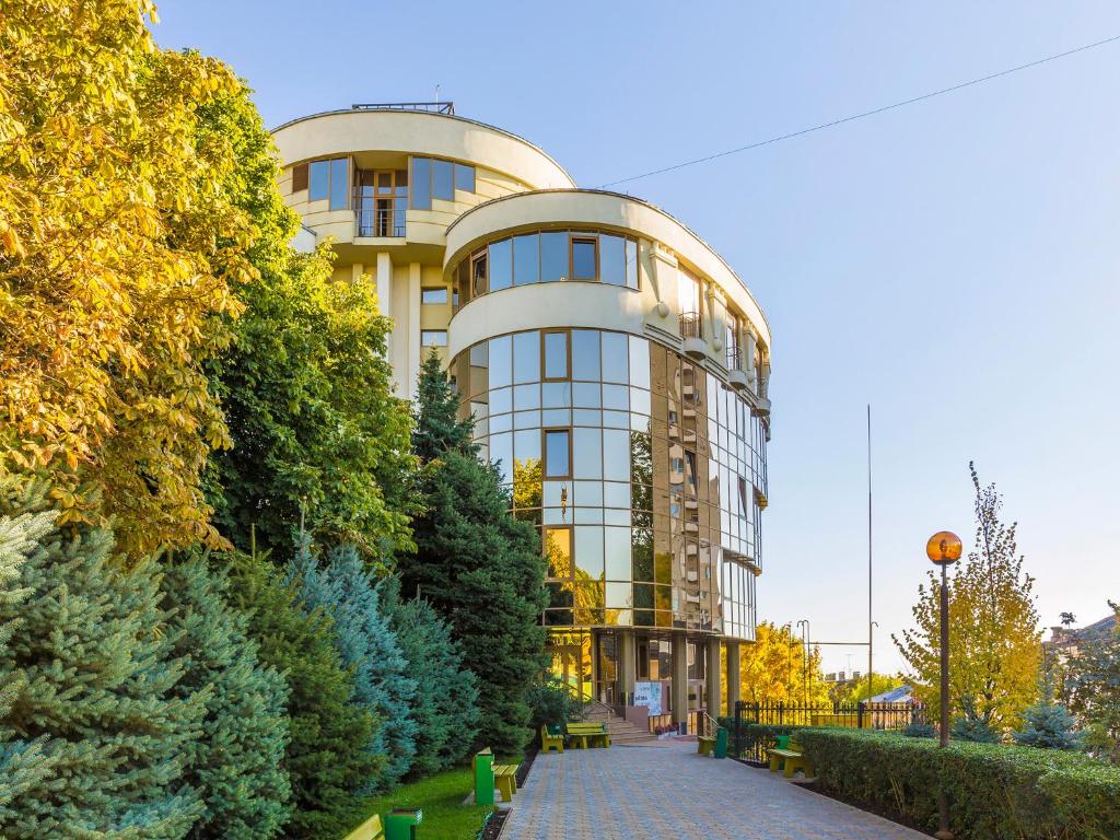 a building with a pathway in front of it at Zhemchuzhina Hotel in Saratov