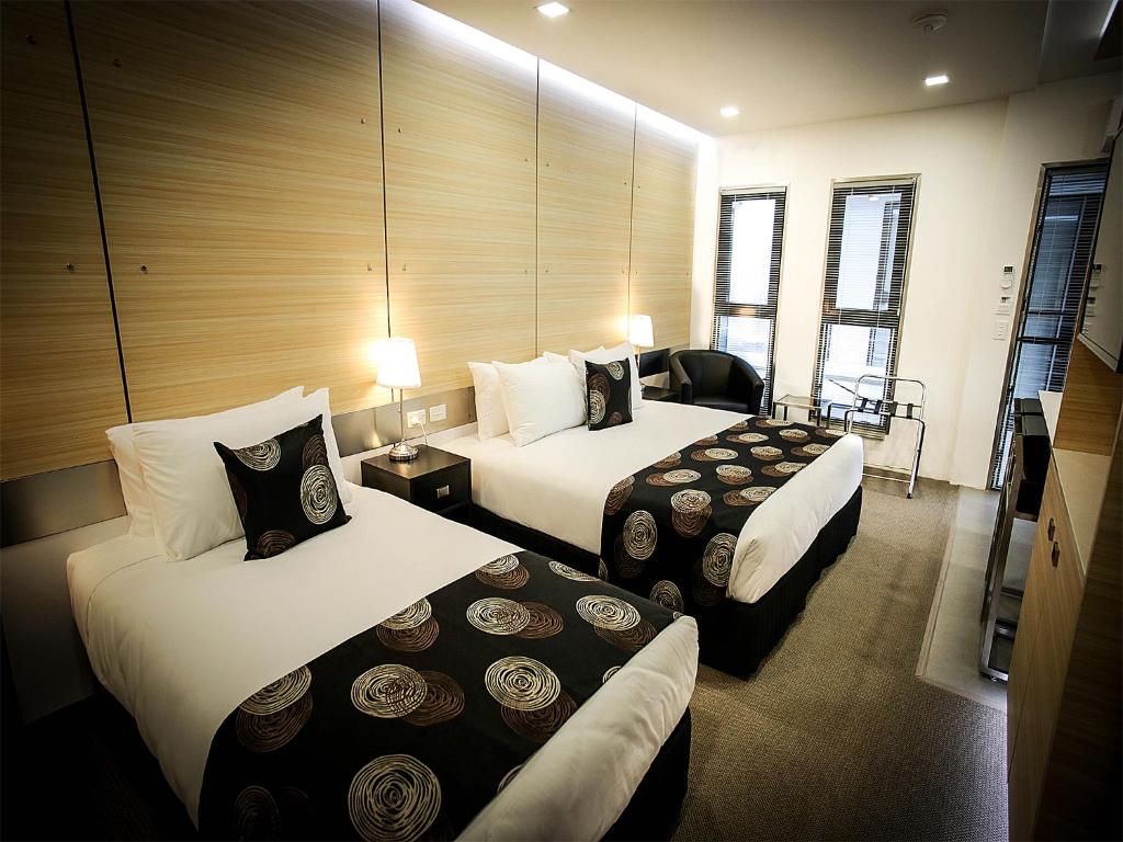 - une chambre d'hôtel avec 2 lits dans l'établissement Room Motels Gatton, à Gatton