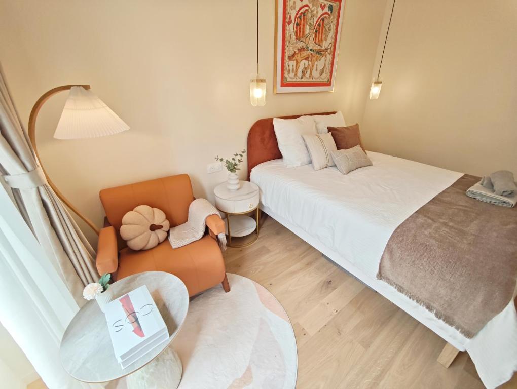 Elegant Bright Apt near Le Marais Bastille for 6