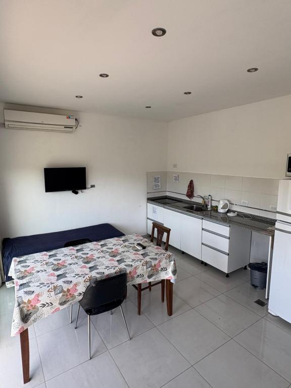 a kitchen with a table and a table and a kitchen with a counter at Departamento Temporal con Cochera in Paraná