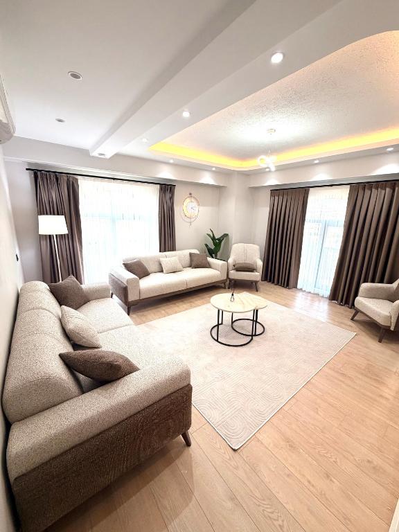 ein Wohnzimmer mit zwei Sofas und einem Tisch in der Unterkunft Bio Residence in Arnavutköy
