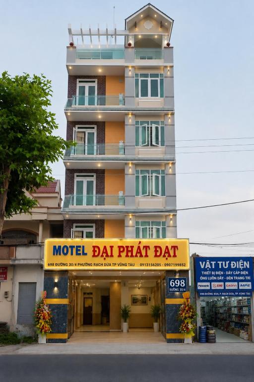 a building with a sign in front of it at Motel Đại Phát Đạt in Cù Lao Tâu