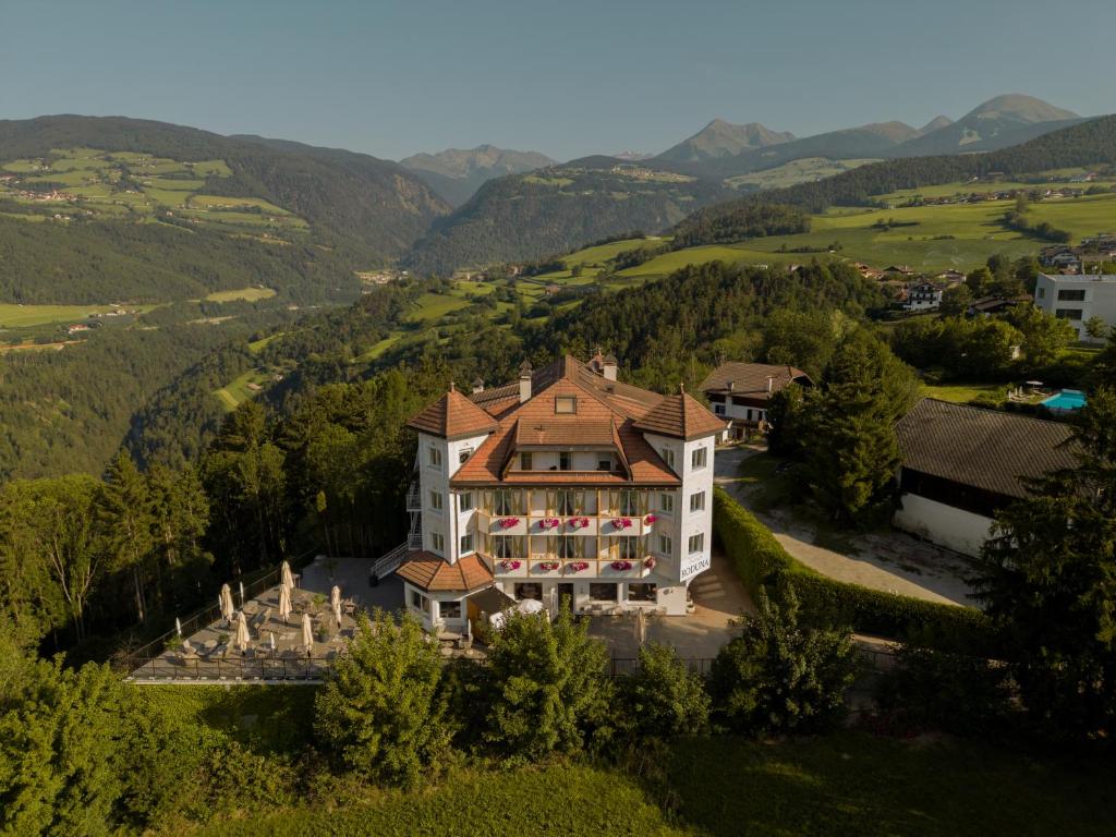 eine Luftaufnahme eines Hauses in den Bergen in der Unterkunft Hotel Roduna in Rodeneck