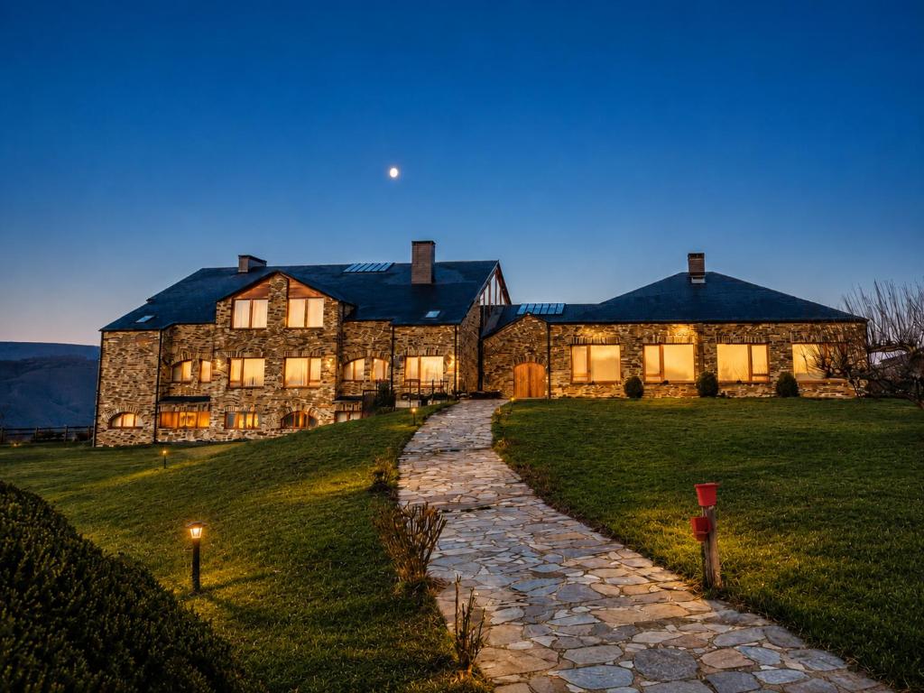 a large stone house with a stone path leading to it at Winahost Gran Hotel Pandorado in Pandorado