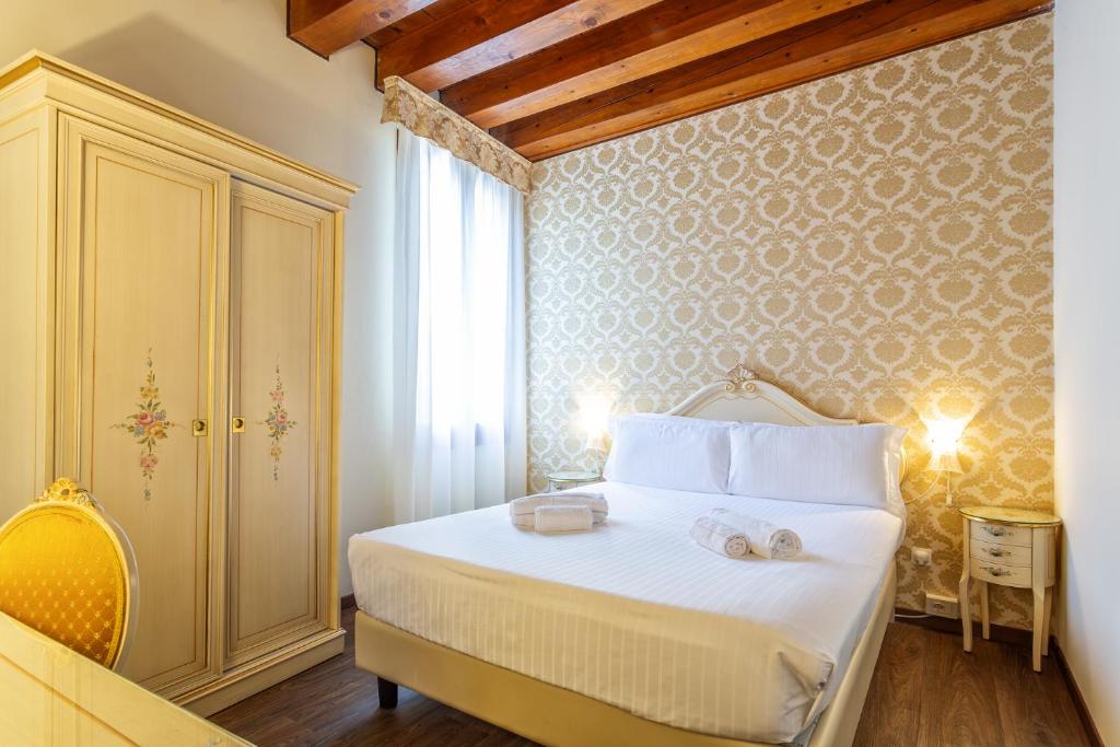 Llit o llits en una habitació de Hotel Orion