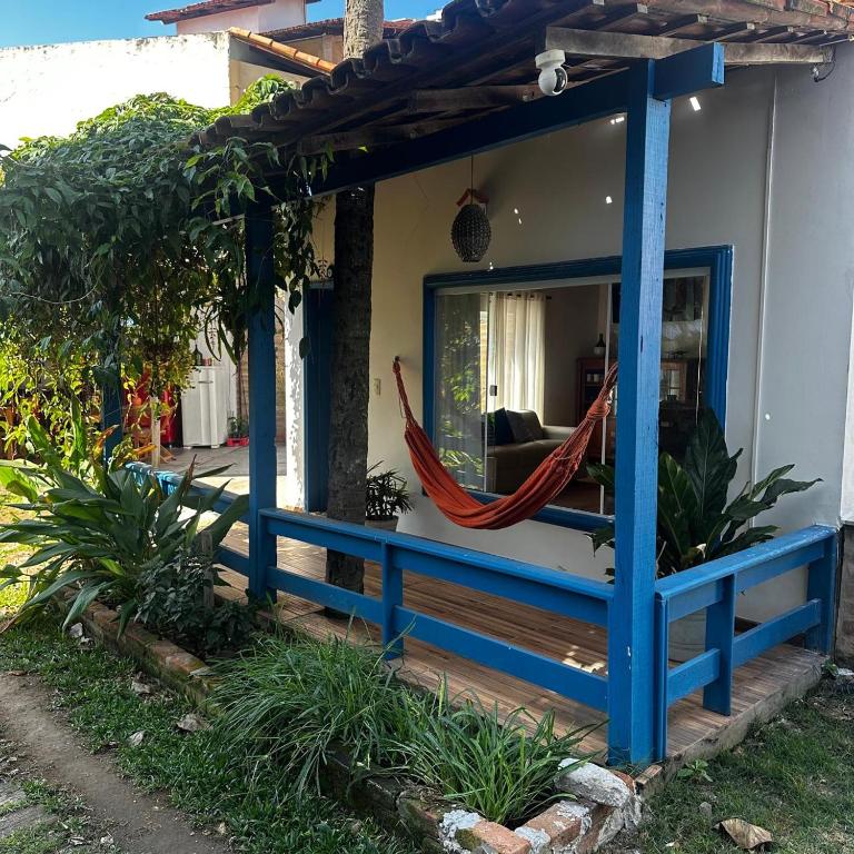 ein Zimmer mit einer Hängematte an der Seite eines Hauses in der Unterkunft Pousada Luz in Iriri