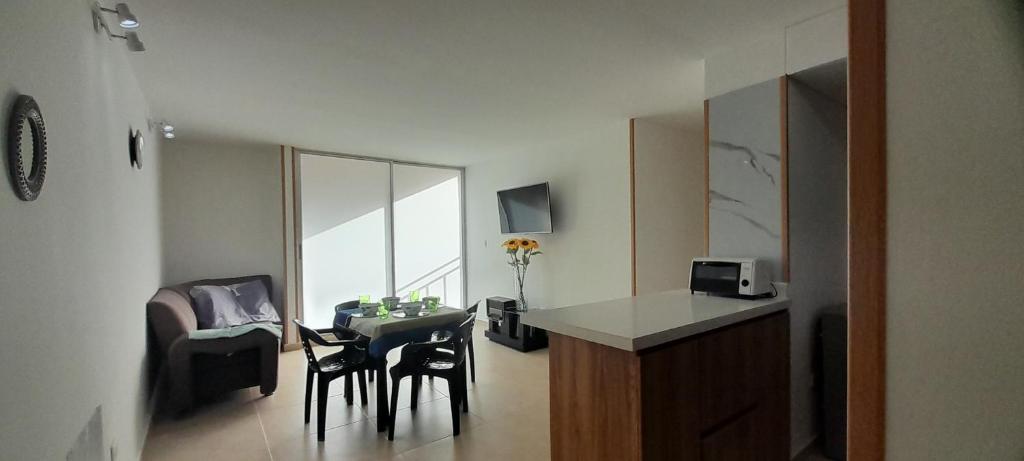 a room with a kitchen and a table with chairs at Apartment Neiva Rasan in Neiva
