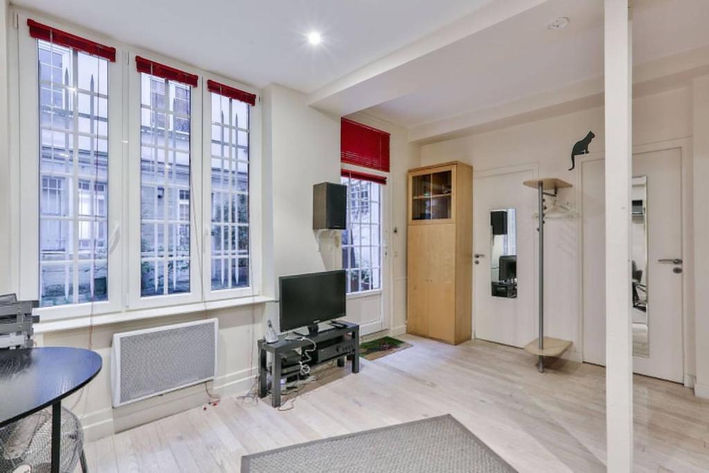 Charming 2 Bedroom Apartment in the Heart of Paris