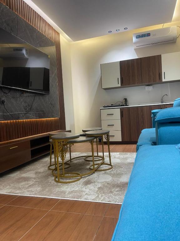 a living room with a bed and a table and a kitchen at شقق jm احد رفيدة 2 in Ahad Rafidah