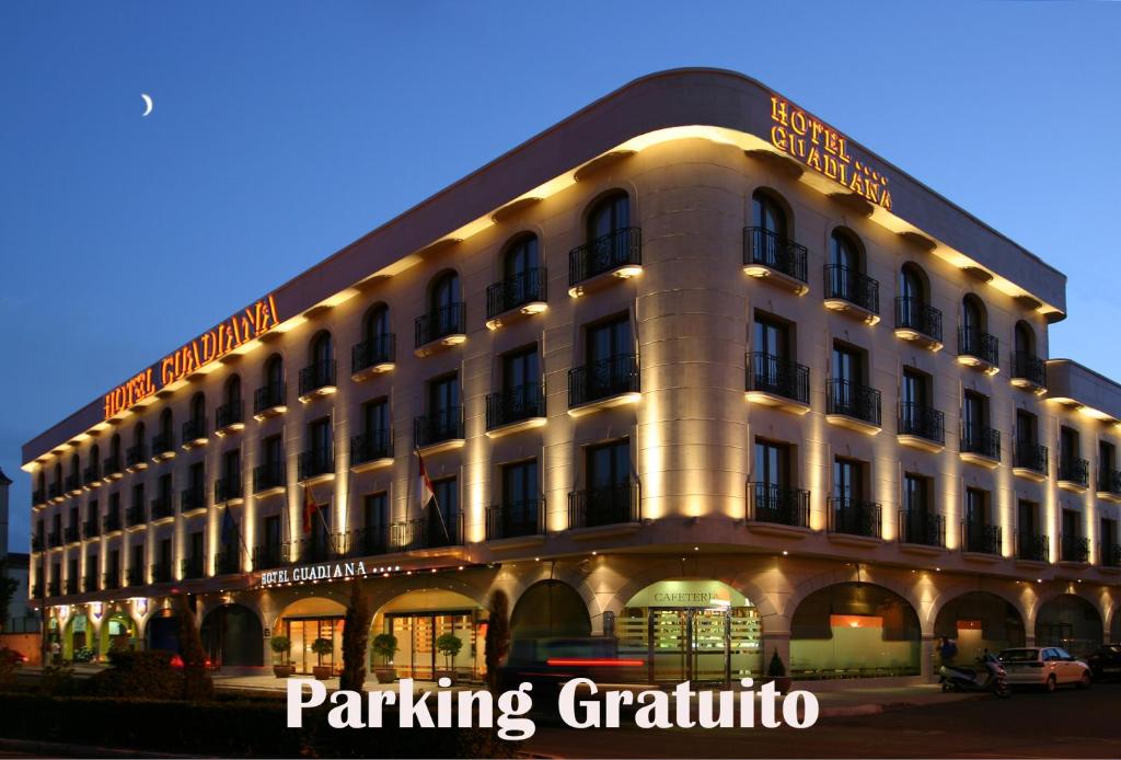 Un gran edificio blanco con luces. en Sercotel Guadiana, en Ciudad Real