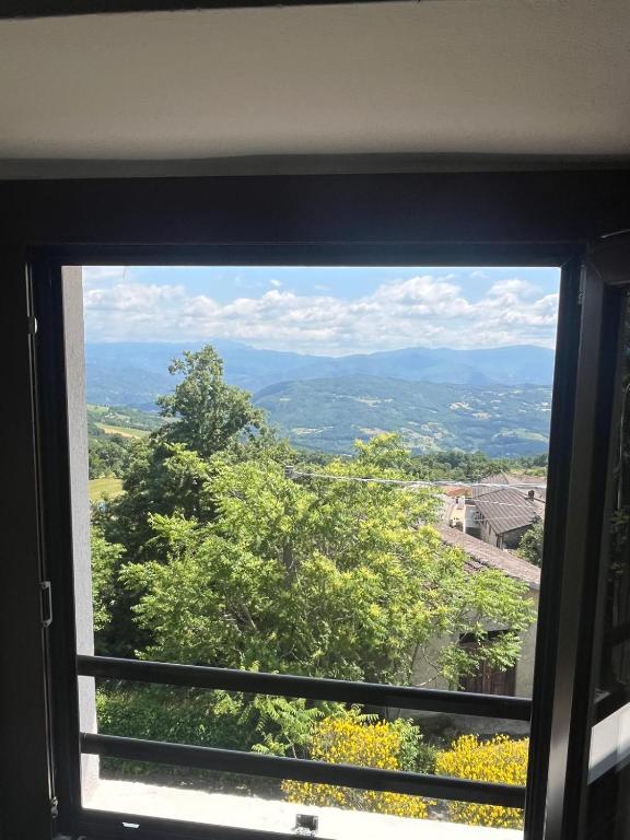 a window with a view of a tree at Casa da Antonia 850 ASL in Ronchi