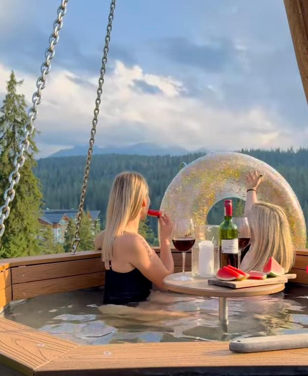 two girls in a bubble bath in the water at Tatra Glamp Bukowina Tatrzańska - Sieć noclegowa Tatra Glamp in Bukowina Tatrzańska