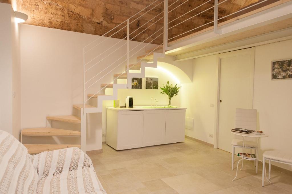 uma sala de estar com uma escada num loft em Murgia Dreams em Altamura