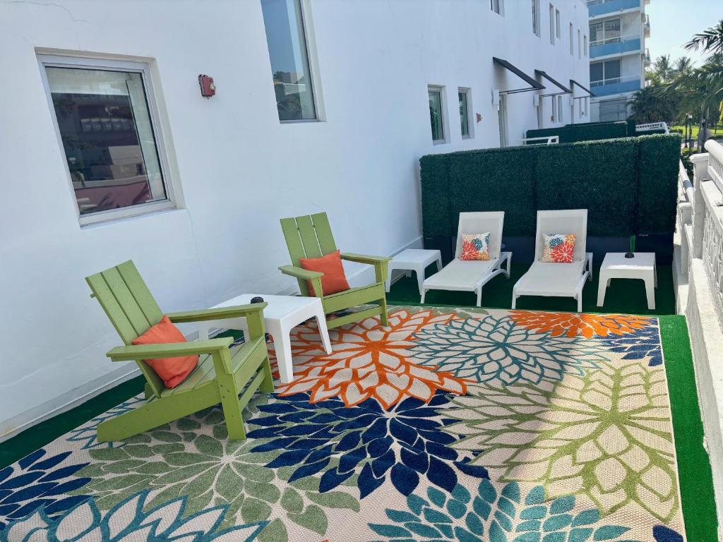 a group of chairs sitting on top of a rug at Blanc Kara Boutique Hotel in Miami Beach
