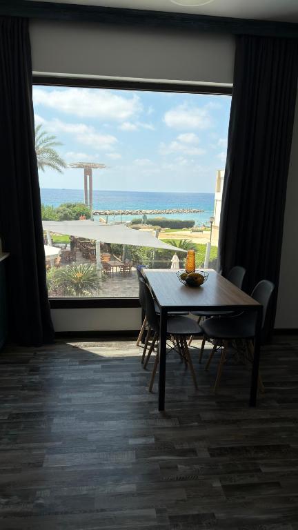 a dining room with a table and a view of the ocean at Casa Clara Pool Strand Meerblick in Khlorakas