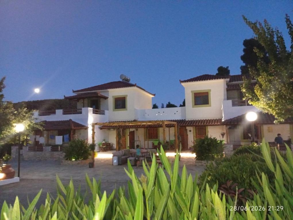 ein großes weißes Haus mit Innenhof bei Nacht in der Unterkunft Villa Sandra in Panormos Skopelos