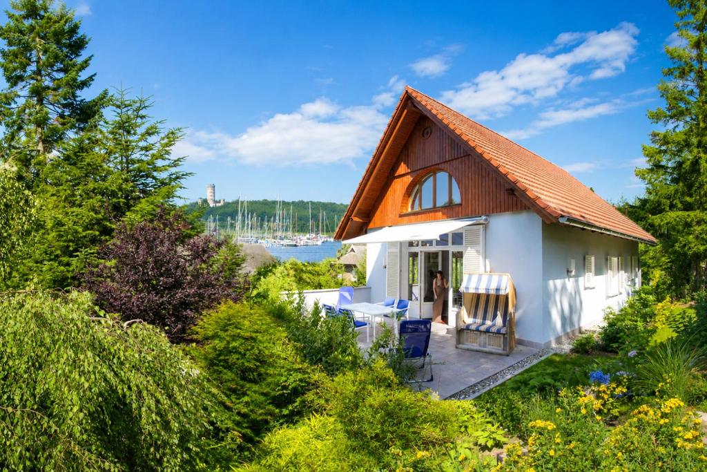 a cottage with a view of the water at Landhaus Gernitz in Seedorf