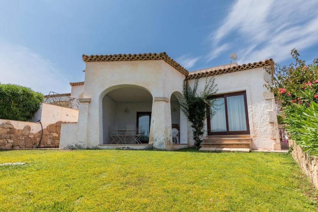 a house with a lawn in front of it at Villa Lu Nibaru 2 in Cannigione