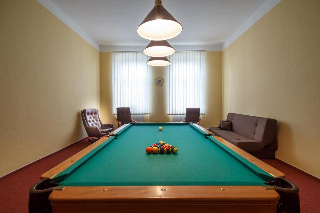 Biliár nebo kulečník v ubytování Penzión - Restaurant Atrium