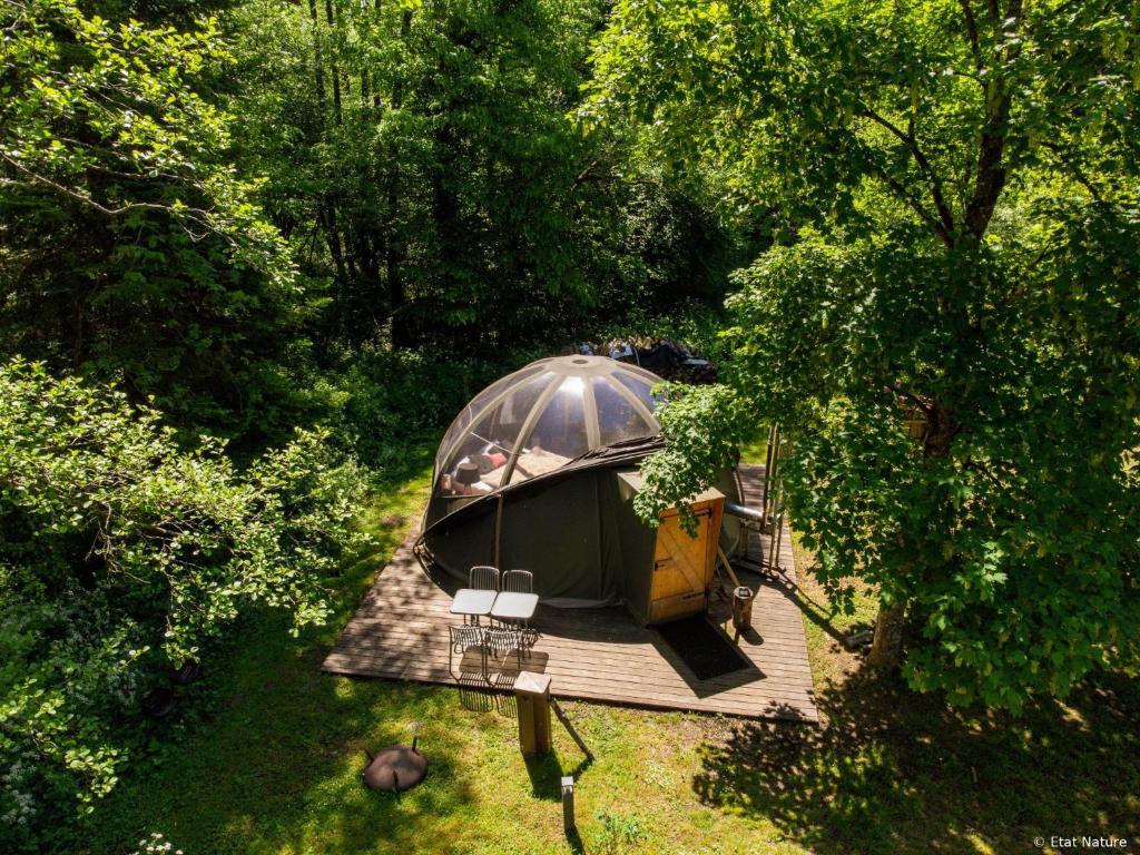an overhead view of a tent on a wooden deck at Bulle forestière - Etat Nature in Magnières
