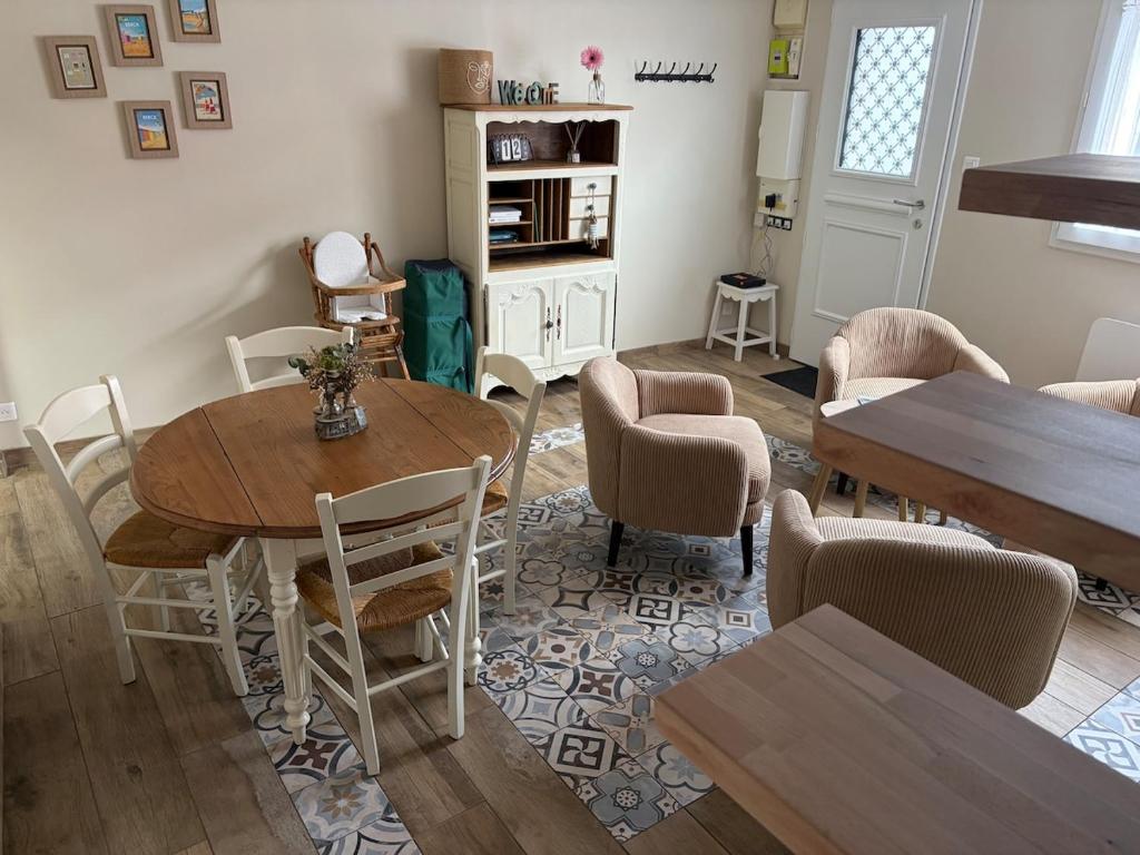 a dining room with a table and chairs at Au Souffle Marin Maison 2 chambres in Berck-sur-Mer