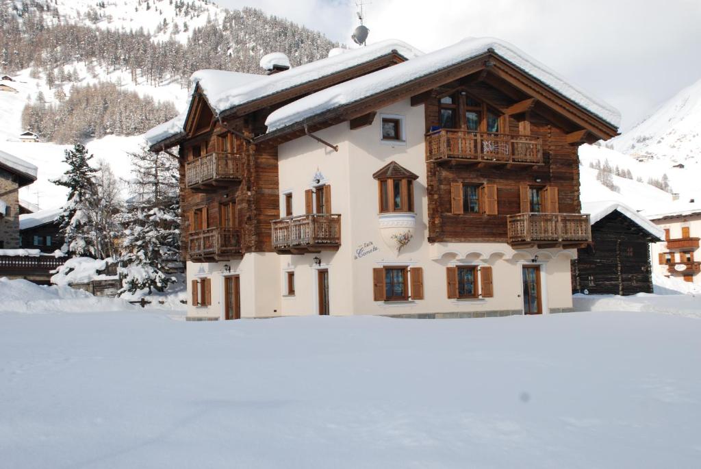 domek z bali w śniegu i śniegu w obiekcie Baita La Cometa w Livigno