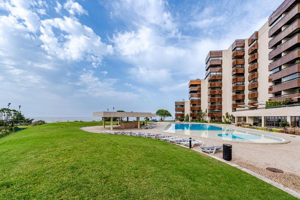 Cascais Chic Apartment with Pool and parking