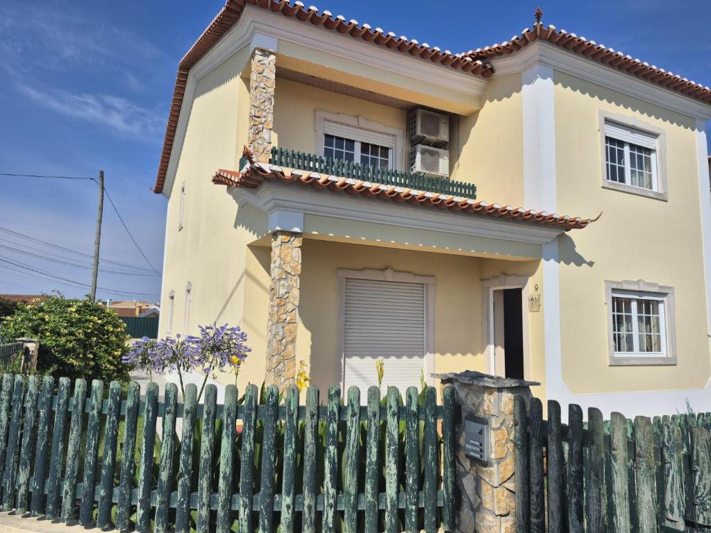 a house with a fence in front of it at Toca dos Coelhos in Silveira