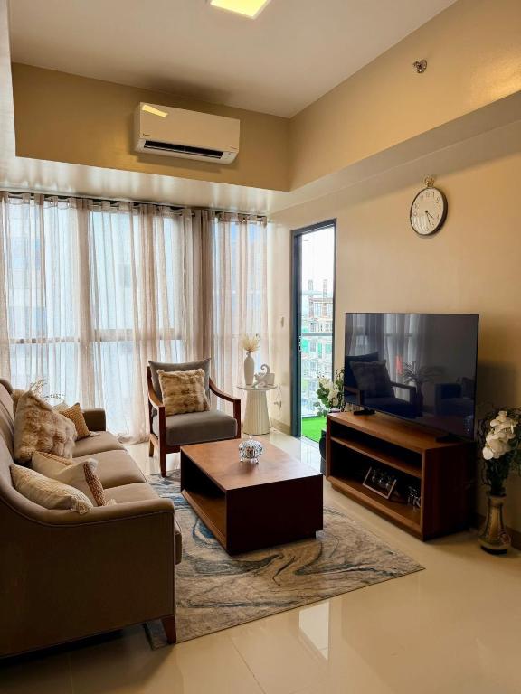 a living room with a couch and a tv at McBride Suites in Punta Engaño