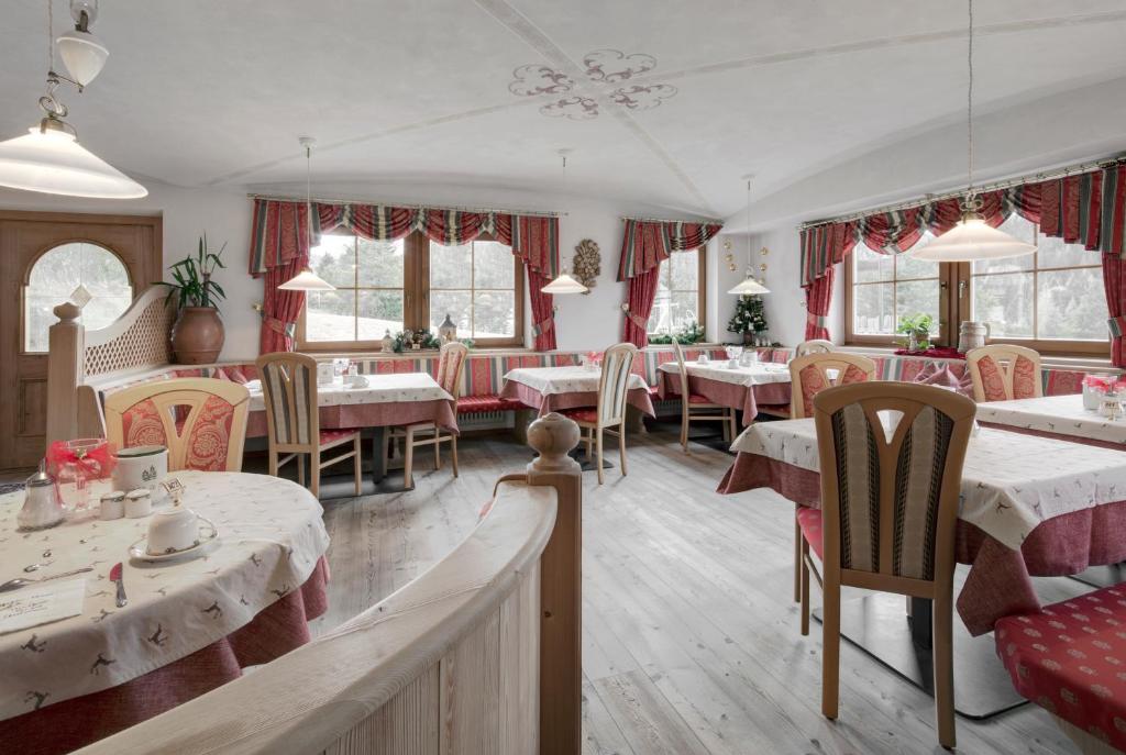 Postel nebo postele na pokoji v ubytování Hotel Ciasa Ai Pini