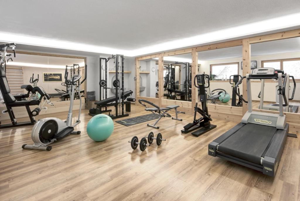 Fitness centrum a/nebo fitness zařízení v ubytování Hotel Ciasa Ai Pini