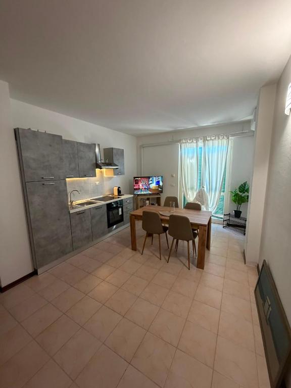 a kitchen and dining room with a table and chairs at Riva Bianca in Ameglia