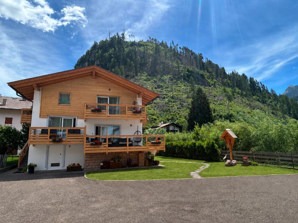 a house with a mountain in the background at B&B Te Nìf in Predazzo