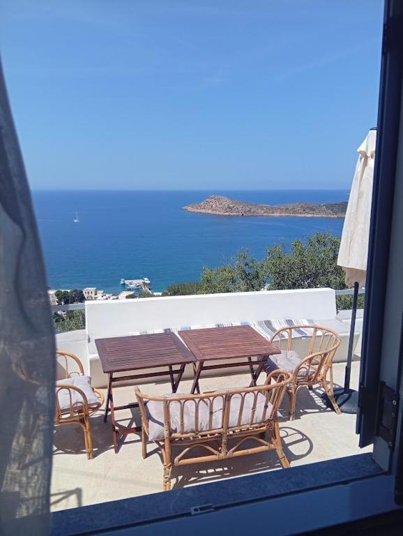 a table and chairs on a balcony with a view of the ocean at Onar Myrties in Myrties