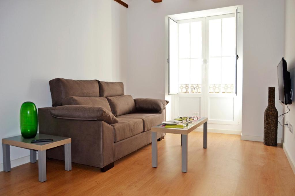 A seating area at Botànic Apartaments