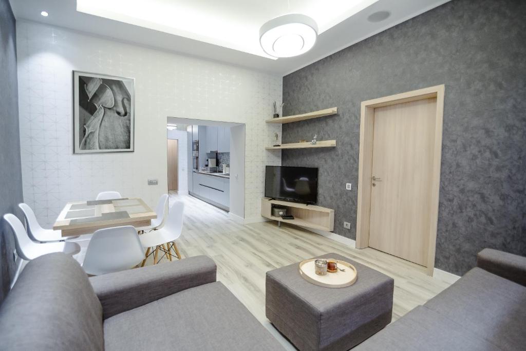salon z kanapą i stołem w obiekcie MaVa Apartments w Wiedniu