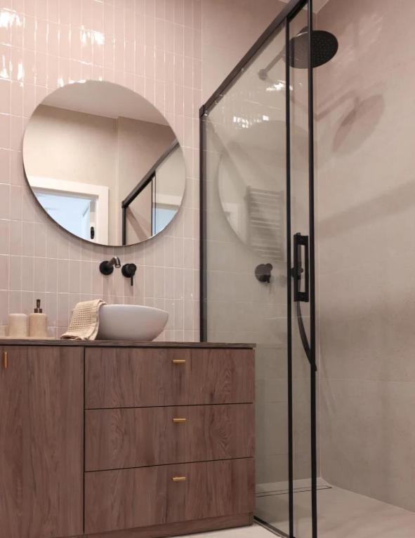 a bathroom with a sink and a mirror at GW Apart in Gorzów Wielkopolski