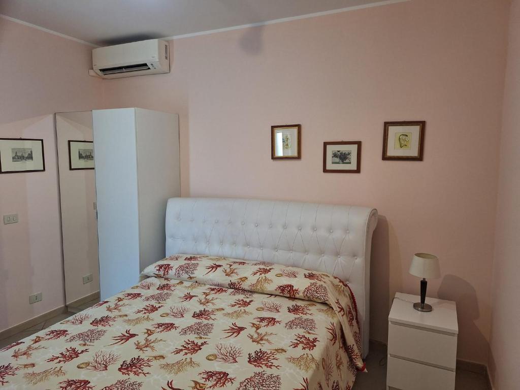 a small bedroom with a bed and a dresser with a bed sidx sidx sidx at Appartamenti Sole delle Aci in Aci SantʼAntonio
