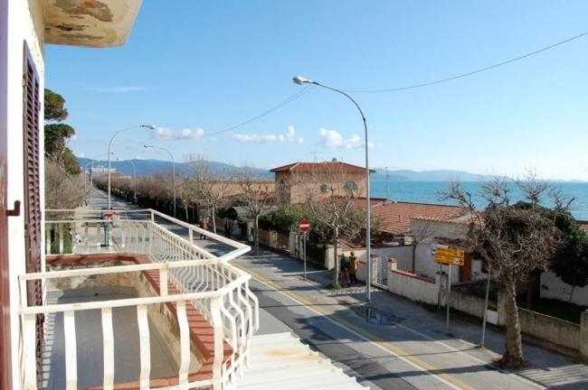 uma vista para a rua a partir de uma varanda de um edifício em Hotel Eden em Follonica