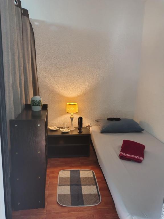 a bedroom with a bed and a desk with a lamp at Hogar, Home, Accueil, Casa, Zuhause in Alicante