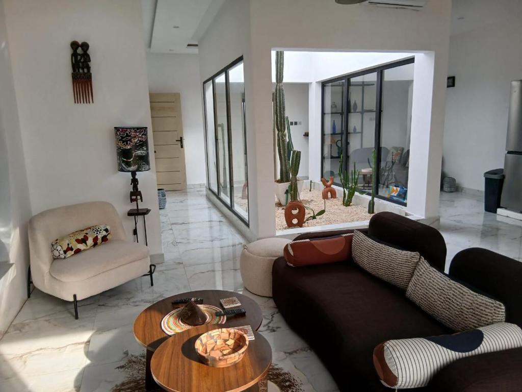 a living room with a couch and a table at Villa Blanche in Cotonou