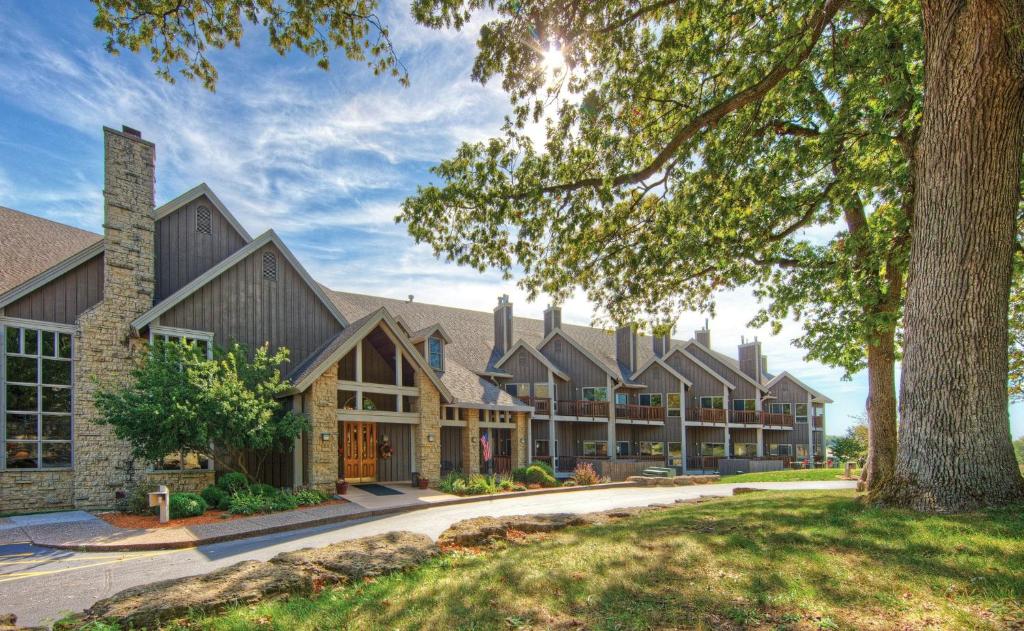 a row of houses with a tree at WorldMark Galena in Galena