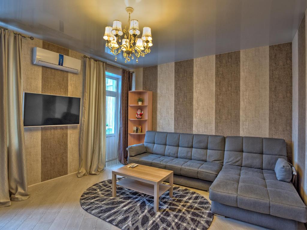 モスクワにあるKutuzoff Metro Polezhaevskaya Apartmentのリビングルーム(ソファ、テーブル付)