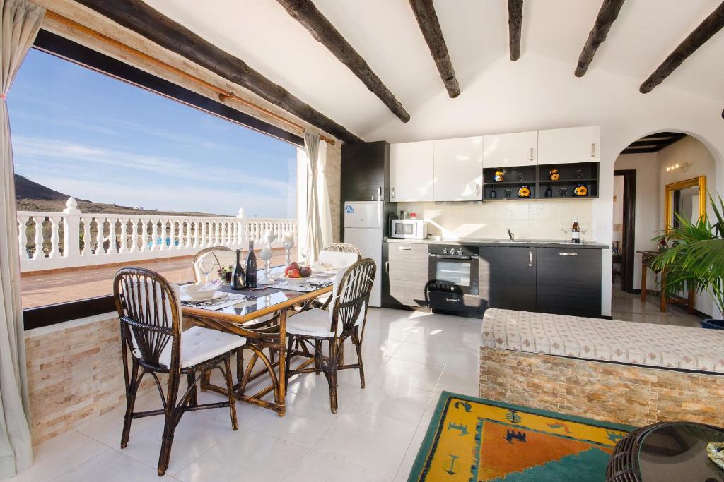 a kitchen and living room with a table and chairs at Clara Suite 3 - Macaronesiahomes in Conil