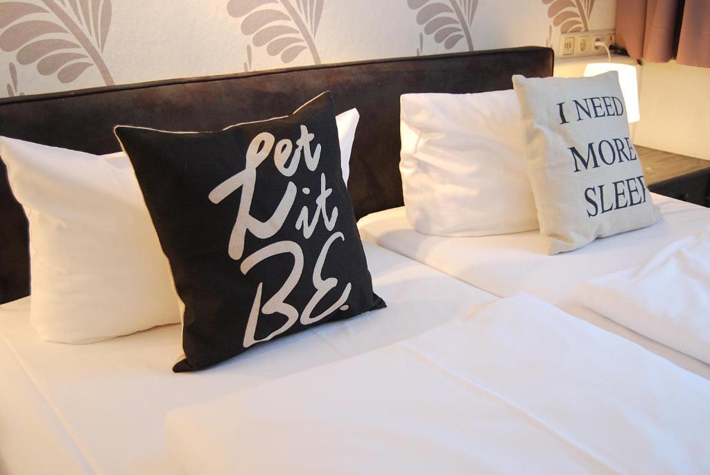 Postel nebo postele na pokoji v ubytování Hotel Krone Aachen | City-Eurogress